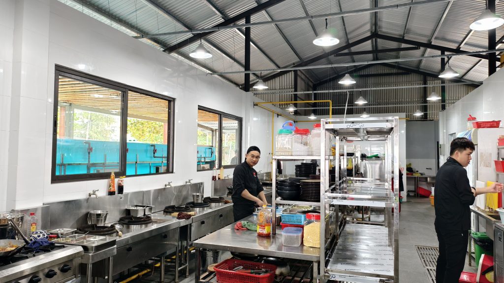 Đầu bếp đang chế biến hải sản tươi ngon tại quầy bếp mở của Đại An Seafood, một trong những quán ăn hội an được du khách tin tưởng.
